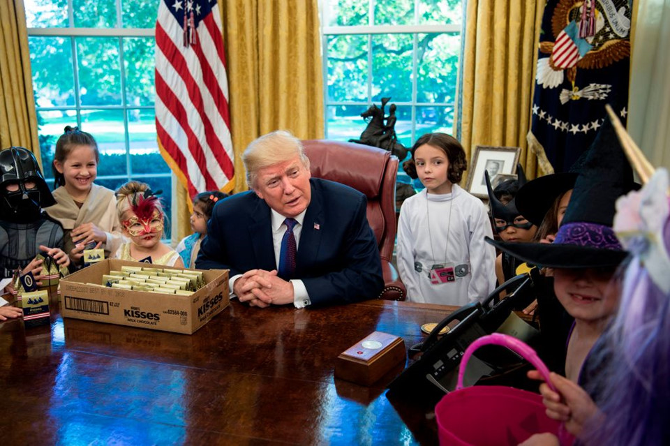 Trump phát kẹo cho khủng long và Minion trước ngày Halloween