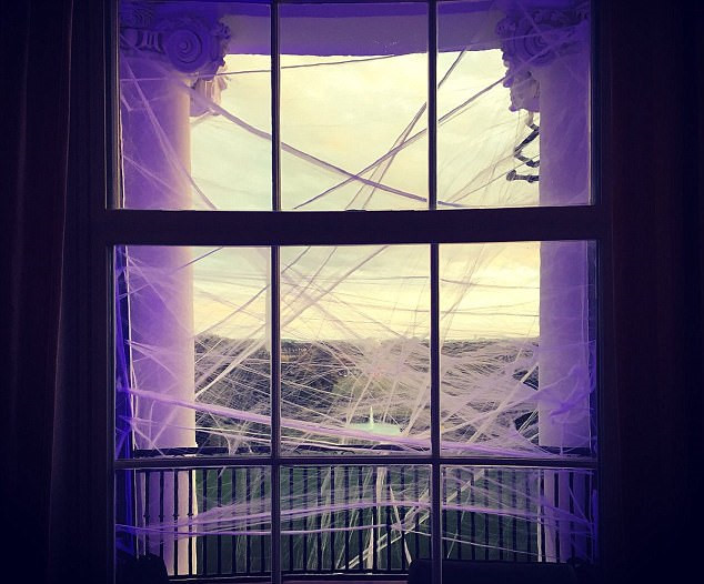 Trump phát kẹo cho khủng long và Minion trước ngày Halloween