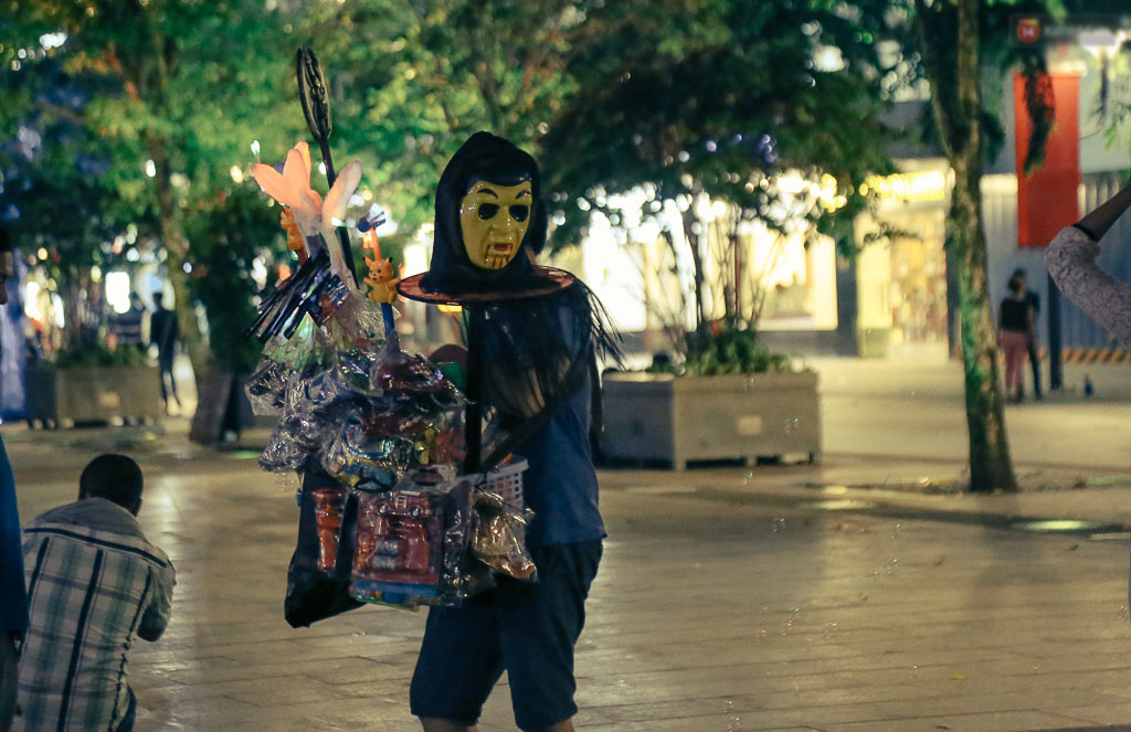 Đầu tư mùa Halloween, nhiều bạn trẻ Sài Gòn hóa trang rùng rợn trêu đùa trẻ em ở phố đi bộ Nguyễn Huệ