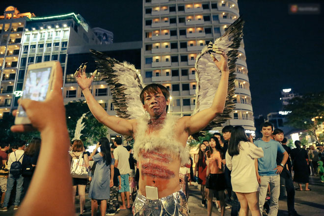 Đầu tư mùa Halloween, nhiều bạn trẻ Sài Gòn hóa trang rùng rợn trêu đùa trẻ em ở phố đi bộ Nguyễn Huệ