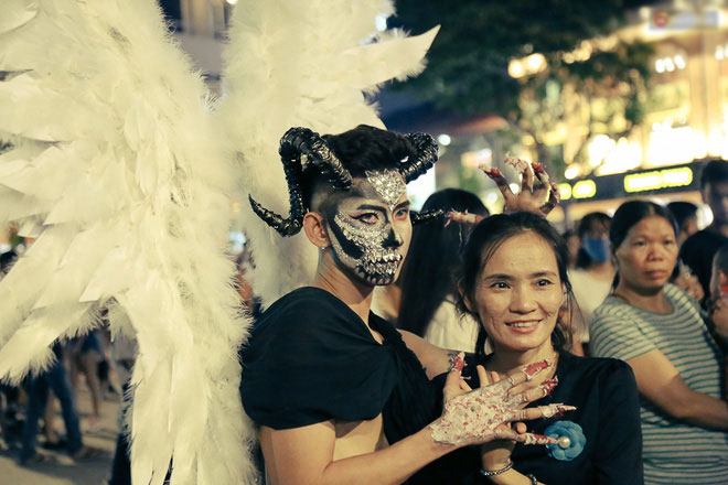 Đầu tư mùa Halloween, nhiều bạn trẻ Sài Gòn hóa trang rùng rợn trêu đùa trẻ em ở phố đi bộ Nguyễn Huệ