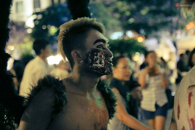 Đầu tư mùa Halloween, nhiều bạn trẻ Sài Gòn hóa trang rùng rợn trêu đùa trẻ em ở phố đi bộ Nguyễn Huệ
