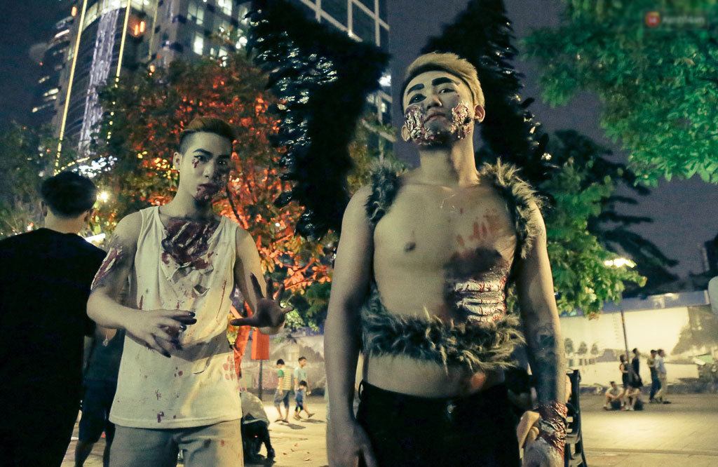 Đầu tư mùa Halloween, nhiều bạn trẻ Sài Gòn hóa trang rùng rợn trêu đùa trẻ em ở phố đi bộ Nguyễn Huệ
