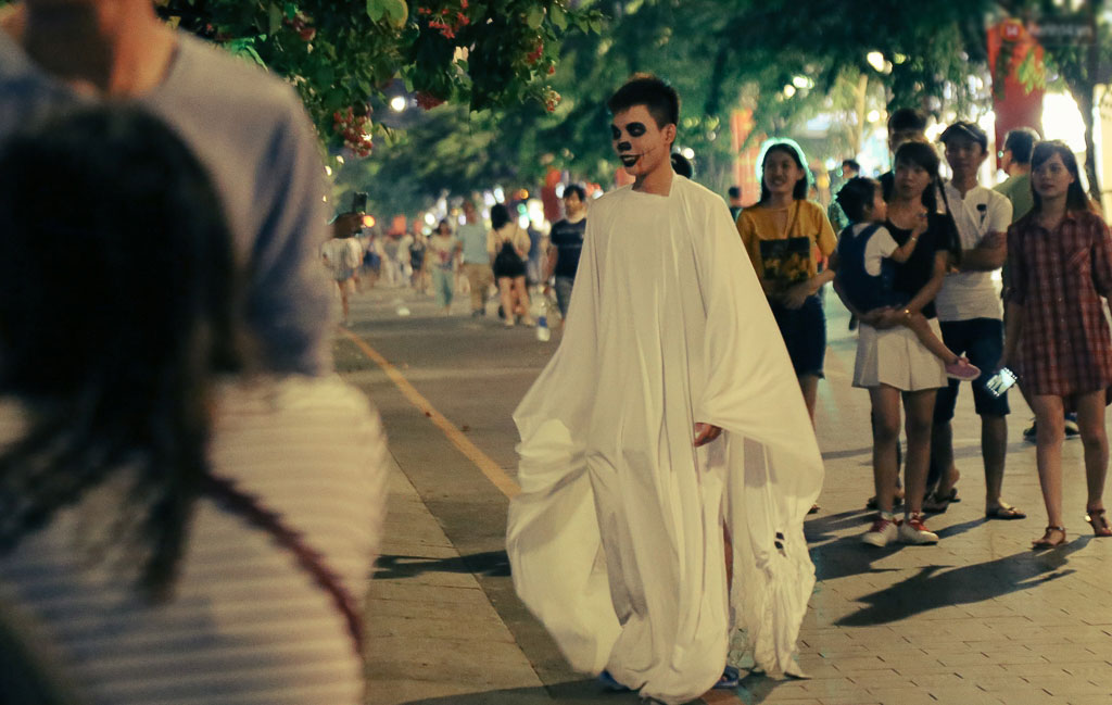 Đầu tư mùa Halloween, nhiều bạn trẻ Sài Gòn hóa trang rùng rợn trêu đùa trẻ em ở phố đi bộ Nguyễn Huệ