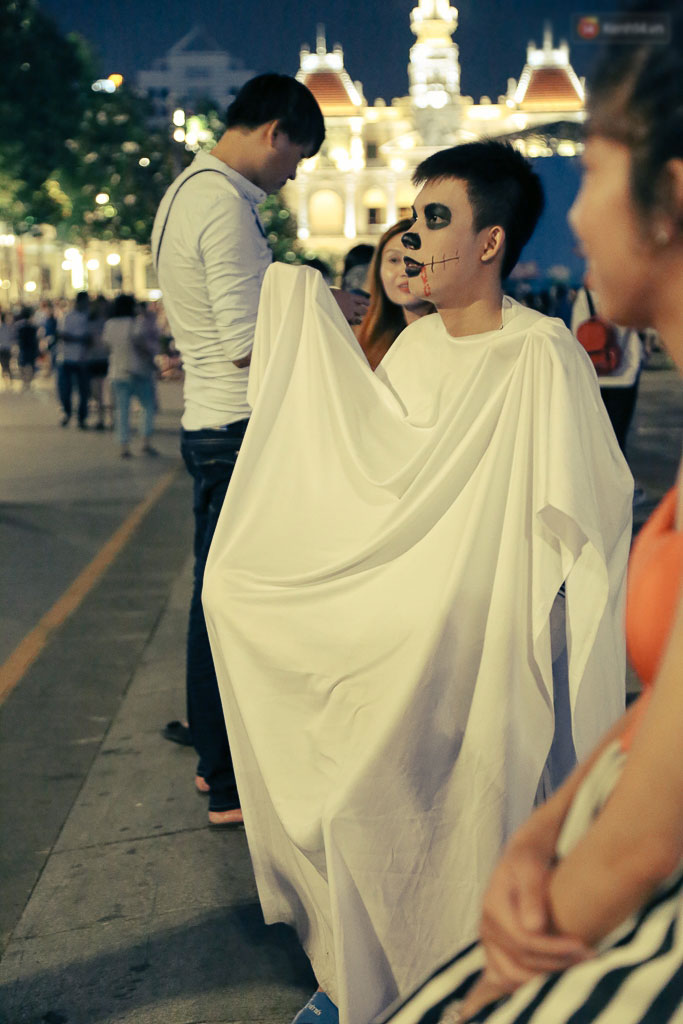 Đầu tư mùa Halloween, nhiều bạn trẻ Sài Gòn hóa trang rùng rợn trêu đùa trẻ em ở phố đi bộ Nguyễn Huệ