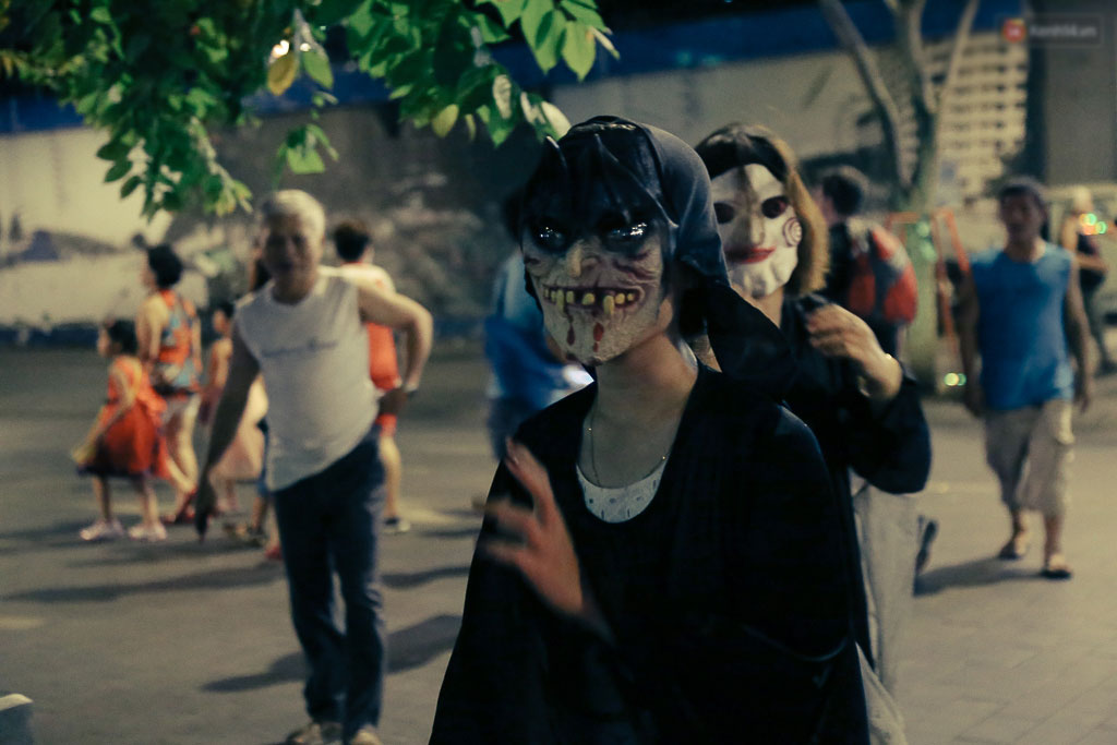 Đầu tư mùa Halloween, nhiều bạn trẻ Sài Gòn hóa trang rùng rợn trêu đùa trẻ em ở phố đi bộ Nguyễn Huệ