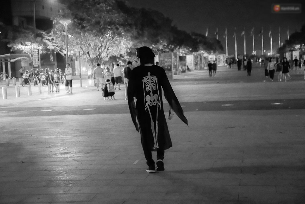 Đầu tư mùa Halloween, nhiều bạn trẻ Sài Gòn hóa trang rùng rợn trêu đùa trẻ em ở phố đi bộ Nguyễn Huệ