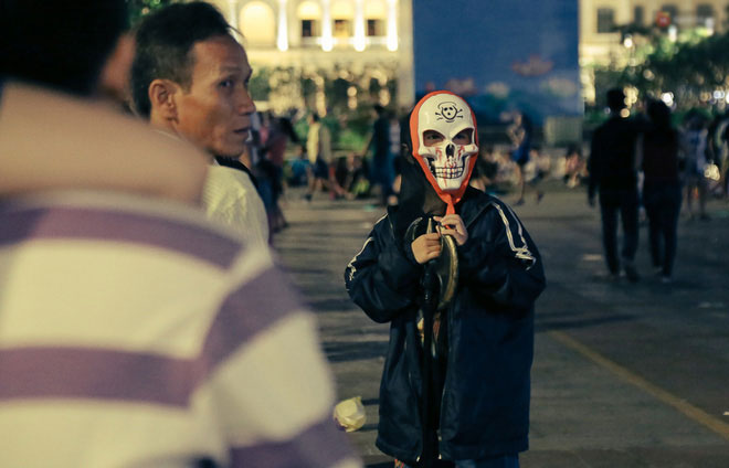 Đầu tư mùa Halloween, nhiều bạn trẻ Sài Gòn hóa trang rùng rợn trêu đùa trẻ em ở phố đi bộ Nguyễn Huệ