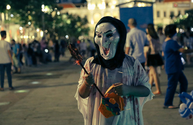 Đầu tư mùa Halloween, nhiều bạn trẻ Sài Gòn hóa trang rùng rợn trêu đùa trẻ em ở phố đi bộ Nguyễn Huệ