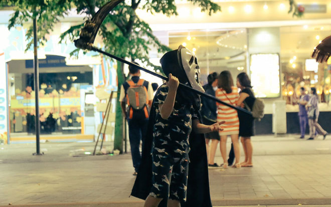 Đầu tư mùa Halloween, nhiều bạn trẻ Sài Gòn hóa trang rùng rợn trêu đùa trẻ em ở phố đi bộ Nguyễn Huệ