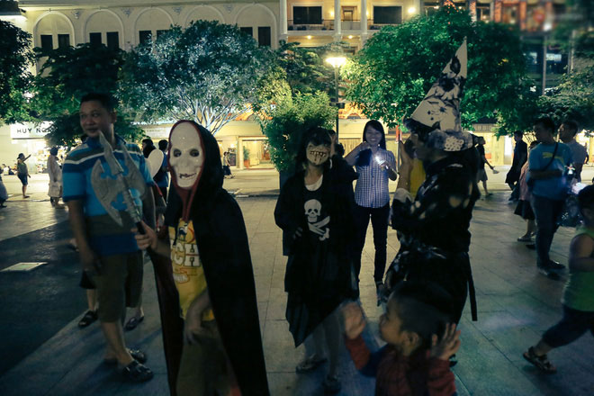 Đầu tư mùa Halloween, nhiều bạn trẻ Sài Gòn hóa trang rùng rợn trêu đùa trẻ em ở phố đi bộ Nguyễn Huệ