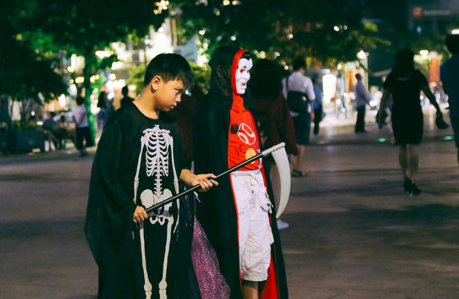 Đầu tư mùa Halloween, nhiều bạn trẻ Sài Gòn hóa trang rùng rợn trêu đùa trẻ em ở phố đi bộ Nguyễn Huệ