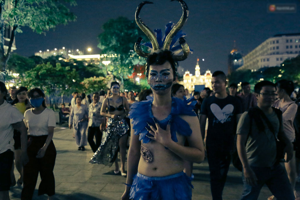 Đầu tư mùa Halloween, nhiều bạn trẻ Sài Gòn hóa trang rùng rợn trêu đùa trẻ em ở phố đi bộ Nguyễn Huệ