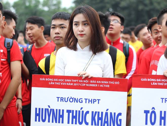 Nữ sinh 2000 bất ngờ nổi tiếng chỉ sau 1 khoảnh khắc mỉm cười lướt qua ống kính! Nữ sinh 2000 bất ngờ nổi tiếng chỉ sau 1 khoảnh khắc mỉm cười lướt qua ống kính!