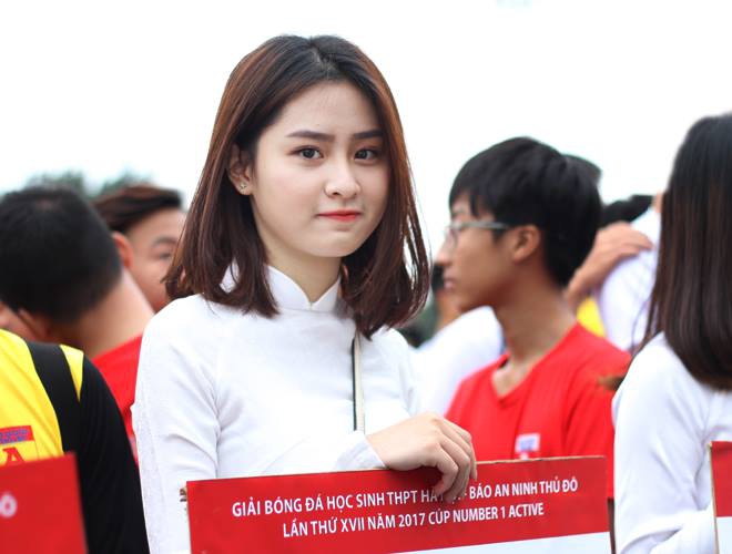 Nữ sinh 2000 bất ngờ nổi tiếng chỉ sau 1 khoảnh khắc mỉm cười lướt qua ống kính! Nữ sinh 2000 bất ngờ nổi tiếng chỉ sau 1 khoảnh khắc mỉm cười lướt qua ống kính!
