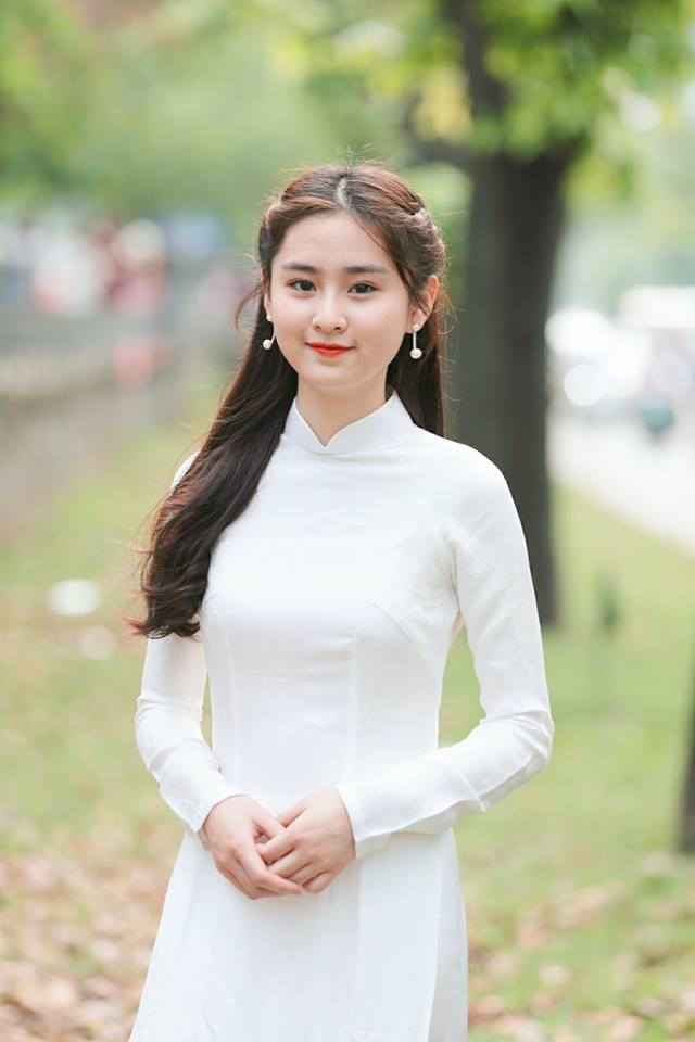 Nữ sinh 2000 bất ngờ nổi tiếng chỉ sau 1 khoảnh khắc mỉm cười lướt qua ống kính! Nữ sinh 2000 bất ngờ nổi tiếng chỉ sau 1 khoảnh khắc mỉm cười lướt qua ống kính!
