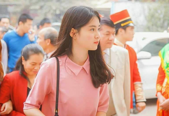 Nữ sinh 2000 bất ngờ nổi tiếng chỉ sau 1 khoảnh khắc mỉm cười lướt qua ống kính! Nữ sinh 2000 bất ngờ nổi tiếng chỉ sau 1 khoảnh khắc mỉm cười lướt qua ống kính!