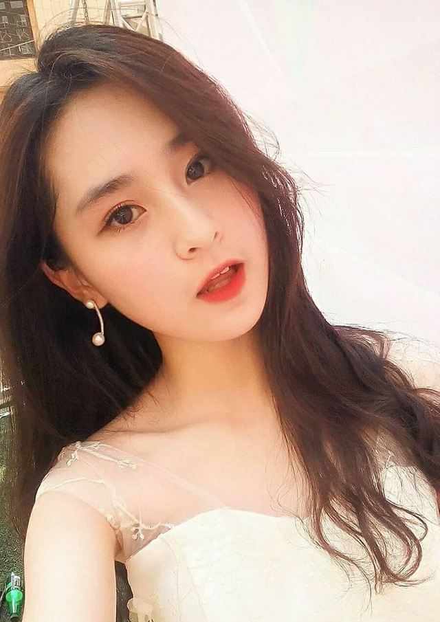 Nữ sinh 2000 bất ngờ nổi tiếng chỉ sau 1 khoảnh khắc mỉm cười lướt qua ống kính! Nữ sinh 2000 bất ngờ nổi tiếng chỉ sau 1 khoảnh khắc mỉm cười lướt qua ống kính!