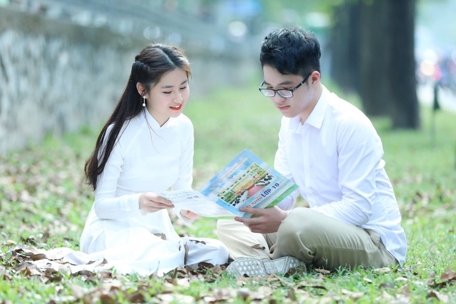 Nữ sinh 2000 bất ngờ nổi tiếng chỉ sau 1 khoảnh khắc mỉm cười lướt qua ống kính! Nữ sinh 2000 bất ngờ nổi tiếng chỉ sau 1 khoảnh khắc mỉm cười lướt qua ống kính!