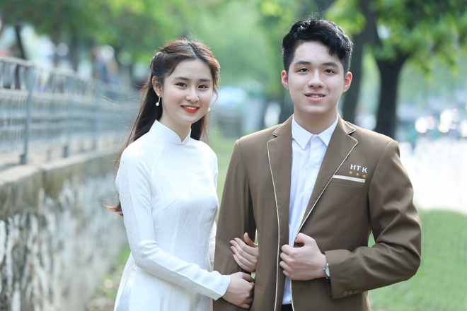 Nữ sinh 2000 bất ngờ nổi tiếng chỉ sau 1 khoảnh khắc mỉm cười lướt qua ống kính! Nữ sinh 2000 bất ngờ nổi tiếng chỉ sau 1 khoảnh khắc mỉm cười lướt qua ống kính!
