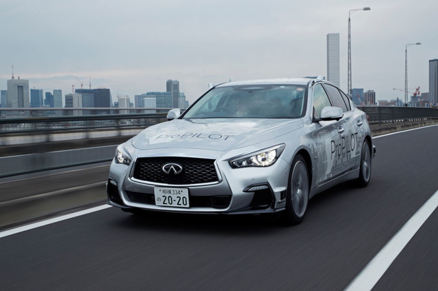 Infiniti Q50 tự lái xuất hiện trên đường phố Tokyo Infiniti Q50 tự lái xuất hiện trên đường phố Tokyo