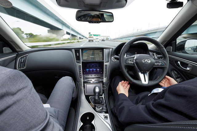 Infiniti Q50 tự lái xuất hiện trên đường phố Tokyo Infiniti Q50 tự lái xuất hiện trên đường phố Tokyo