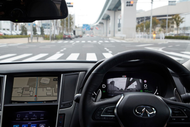 Infiniti Q50 tự lái xuất hiện trên đường phố Tokyo Infiniti Q50 tự lái xuất hiện trên đường phố Tokyo