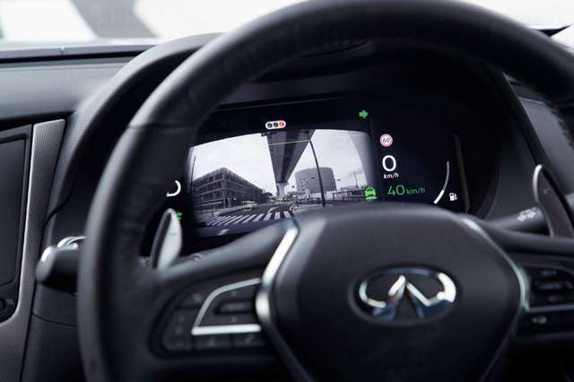 Infiniti Q50 tự lái xuất hiện trên đường phố Tokyo Infiniti Q50 tự lái xuất hiện trên đường phố Tokyo