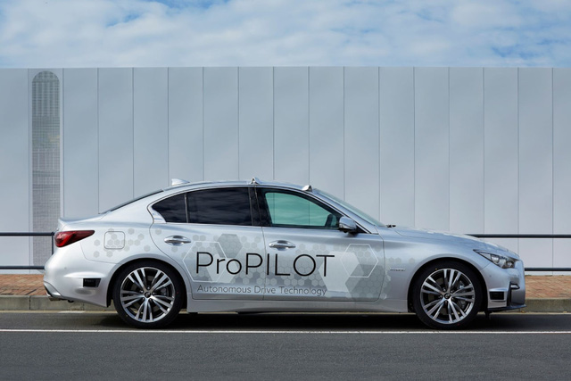 Infiniti Q50 tự lái xuất hiện trên đường phố Tokyo Infiniti Q50 tự lái xuất hiện trên đường phố Tokyo