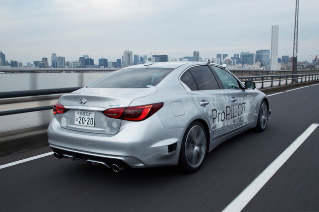 Infiniti Q50 tự lái xuất hiện trên đường phố Tokyo Infiniti Q50 tự lái xuất hiện trên đường phố Tokyo