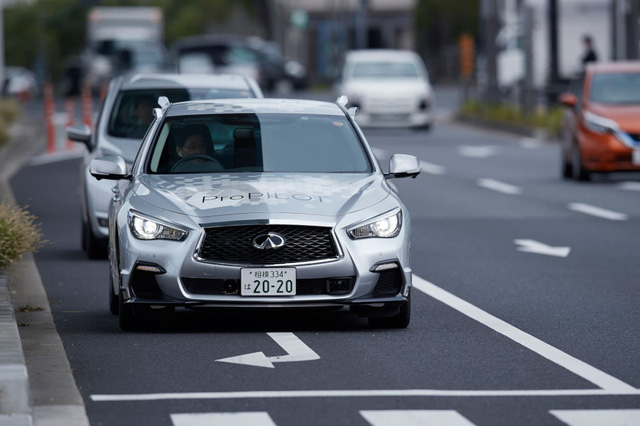 Infiniti Q50 tự lái xuất hiện trên đường phố Tokyo Infiniti Q50 tự lái xuất hiện trên đường phố Tokyo