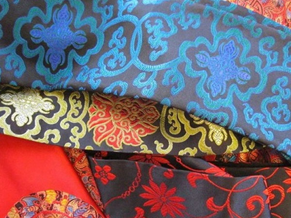 Khăn tơ tằm Made in China về Việt Nam trung bình 30.000 đồng mỗi chiếc