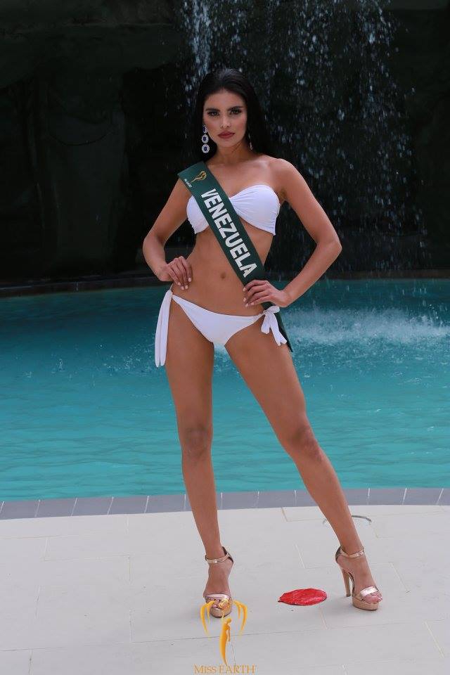 Mãn nhãn với phần trình diễn áo tắm của Hoa hậu Trái đất 2017