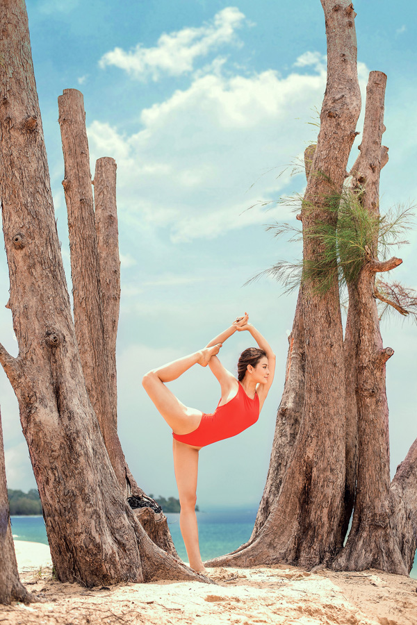 Phương Trinh Jolie mặc áo tắm tập yoga ở biển Phú Quốc Phương Trinh Jolie mặc áo tắm tập yoga ở biển Phú Quốc