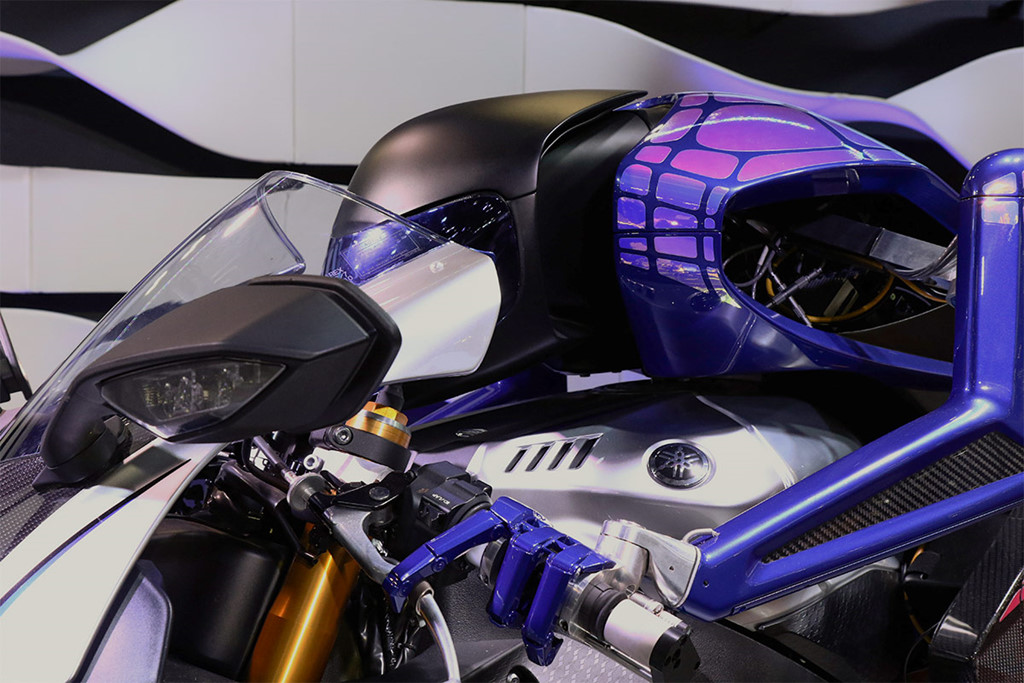 Robot lái xe tranh tài với Valentino Rossi, chạm mốc 200 km/h