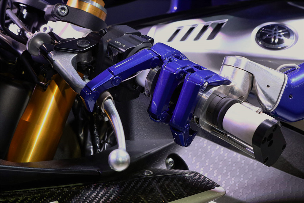 Robot lái xe tranh tài với Valentino Rossi, chạm mốc 200 km/h