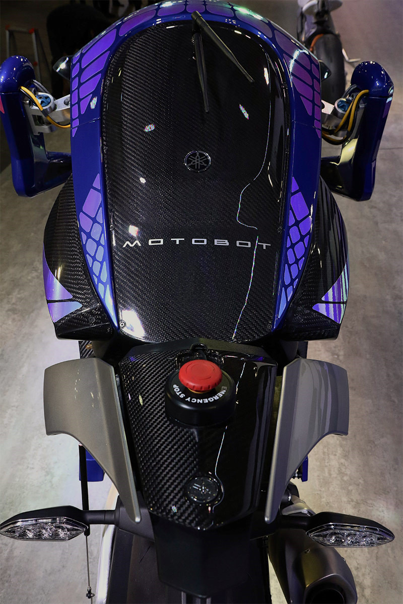 Robot lái xe tranh tài với Valentino Rossi, chạm mốc 200 km/h