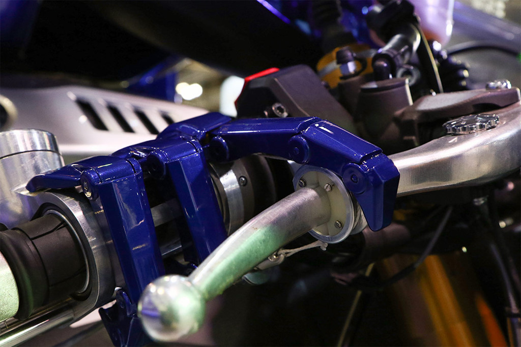 Robot lái xe tranh tài với Valentino Rossi, chạm mốc 200 km/h