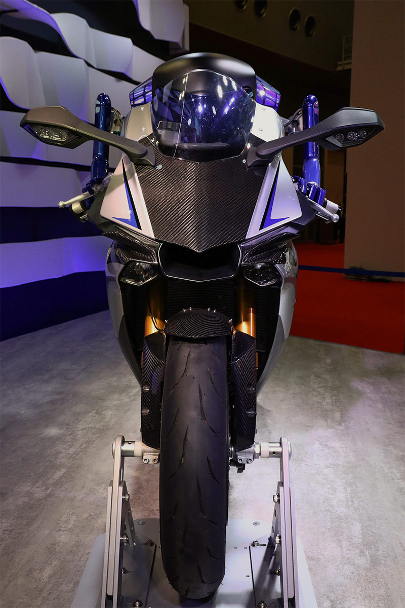 Robot lái xe tranh tài với Valentino Rossi, chạm mốc 200 km/h