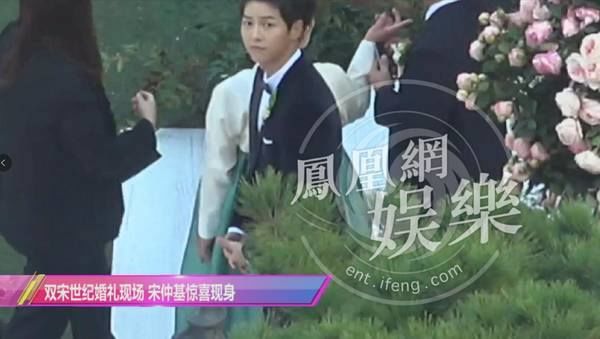 Cặp đôi Song - Song chính thức xuất hiện trong trang phục cô dâu chú rể