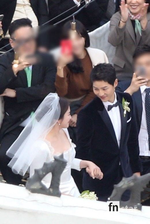 Siêu đám cưới Song Joong Ki - Song Hye Kyo: Cô dâu chú rể nắm tay nhau trong tiếng vỗ tay của mọi người