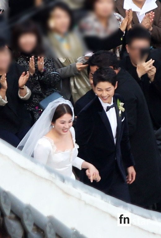 Siêu đám cưới Song Joong Ki - Song Hye Kyo: Cô dâu chú rể nắm tay nhau trong tiếng vỗ tay của mọi người