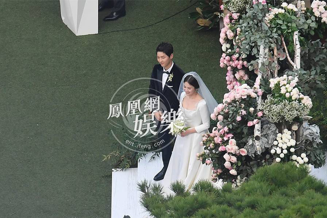 Siêu đám cưới Song Joong Ki - Song Hye Kyo: Cô dâu chú rể nắm tay nhau trong tiếng vỗ tay của mọi người
