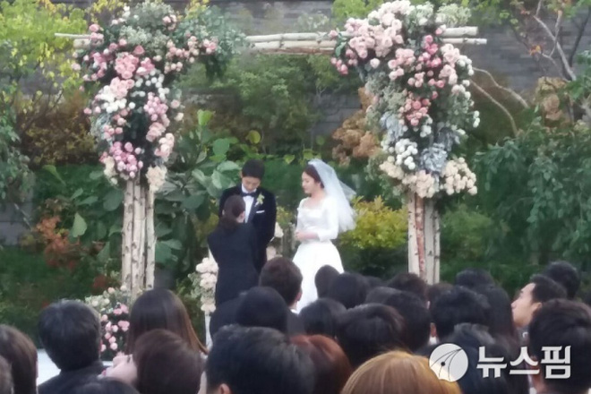 Siêu đám cưới Song Joong Ki - Song Hye Kyo: Cô dâu chú rể nắm tay nhau trong tiếng vỗ tay của mọi người