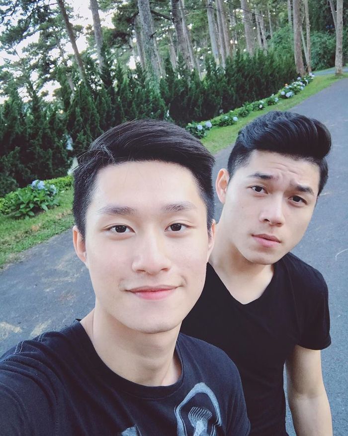 Thêm một nam ca sĩ điển trai công khai người yêu đồng giới chuẩn soái ca