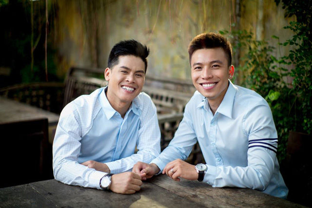 Thêm một nam ca sĩ điển trai công khai người yêu đồng giới chuẩn soái ca