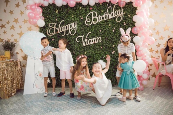 Hoa hậu Hà Kiều Anh tổ chức sinh nhật vui vẻ cho con gái Hoa hậu Hà Kiều Anh tổ chức sinh nhật vui vẻ cho con gái