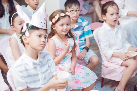 Hoa hậu Hà Kiều Anh tổ chức sinh nhật vui vẻ cho con gái Hoa hậu Hà Kiều Anh tổ chức sinh nhật vui vẻ cho con gái
