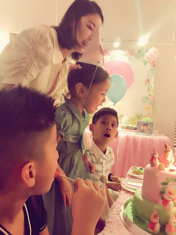 Hoa hậu Hà Kiều Anh tổ chức sinh nhật vui vẻ cho con gái Hoa hậu Hà Kiều Anh tổ chức sinh nhật vui vẻ cho con gái