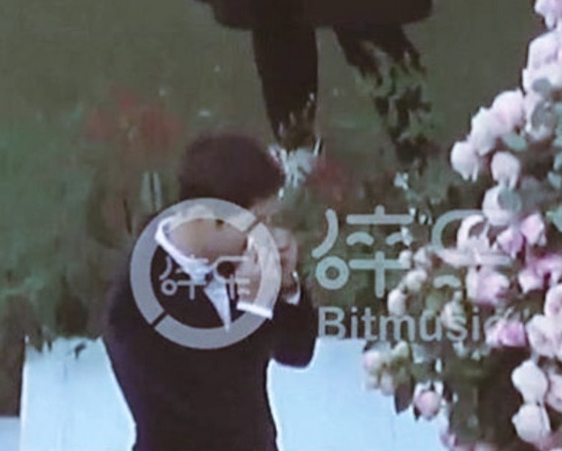 2 bố con Song Joong Ki đều xúc động rơi nước mắt trong lễ cưới 2 bố con Song Joong Ki đều xúc động rơi nước mắt trong lễ cưới